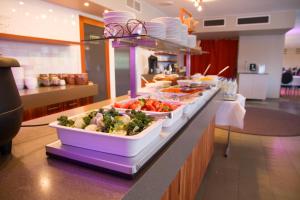 una linea a buffet con piatti di cibo su un bancone di Hotell Åsen ad Anderstorp