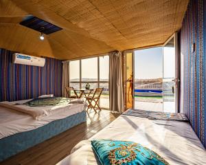 Postel nebo postele na pokoji v ubytování Bedouin Oasis Desert Camp- Ras Al Khaimah