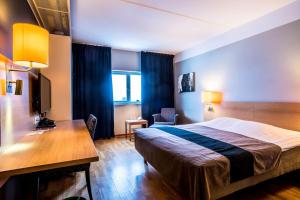 Postel nebo postele na pokoji v ubytování Scandic Plaza Umeå
