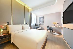 A television and/or entertainment centre at Atour Hotel Tianjin Wuqing Railway Station Florentia Village