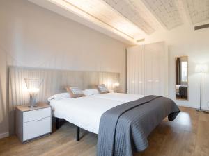 Posteľ alebo postele v izbe v ubytovaní Rent Top Apartments Rambla Catalunya
