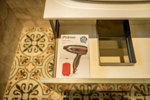 a box of a fima iron on a shelf at Σοχός Παραδοσιακές Οικίες- ΒΕΝΙΖΕΛΟΥ in Zokhós
