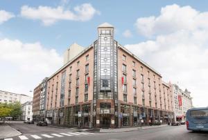 奥斯陆Scandic Victoria Oslo的城市街道上的一座大型砖砌建筑
