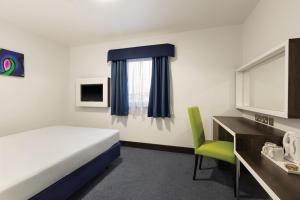 Postel nebo postele na pokoji v ubytování Ramada by Wyndham Cobham
