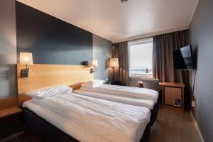 Postel nebo postele na pokoji v ubytování Scandic Vadsø