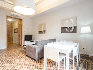 Televízia a/alebo spoločenská miestnosť v ubytovaní Rent Top Apartments Rambla Catalunya