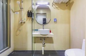 Bagno di Yihai Cultural Hotel Coffee, fruits, snacks, a gym and a laundry room are provided for free in the lobby