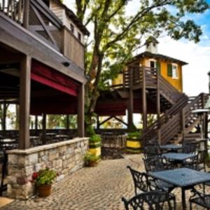 een patio met tafels en stoelen en een gebouw bij Heritage Hotel Lancaster in Lancaster