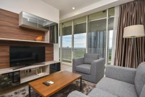 TV a/nebo společenská místnost v ubytování Encorp Marina Suites by Nest Home at Puteri Harbour
