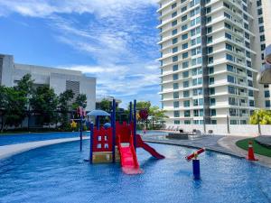 Bazén v ubytování Encorp Marina Suites by Nest Home at Puteri Harbour nebo v jeho okolí