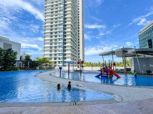 Bazén v ubytování Encorp Marina Suites by Nest Home at Puteri Harbour nebo v jeho okolí