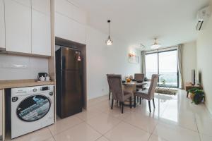 Kuchyň nebo kuchyňský kout v ubytování Macrolink Medini Blossom Stay 2BR 4pax by Our Stay