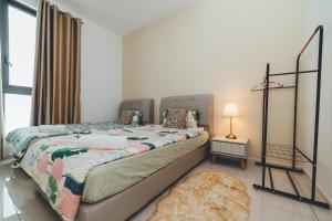 Postel nebo postele na pokoji v ubytování Macrolink Medini Blossom Stay 2BR 4pax by Our Stay + 49 fotografií