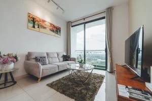 TV a/nebo společenská místnost v ubytování Macrolink Medini Blossom Stay 2BR 4pax by Our Stay