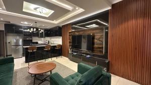 Kuchyň nebo kuchyňský kout v ubytování A Three Bedroom Shortlet Apartment