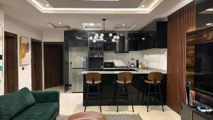 Kuchyň nebo kuchyňský kout v ubytování A Three Bedroom Shortlet Apartment