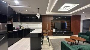 Kuchyň nebo kuchyňský kout v ubytování A Three Bedroom Shortlet Apartment