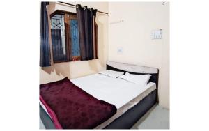 Fotografie z fotogalerie ubytování UJJAIN BUDGET HOTEL - S H R E E - R A M - K U T I - Near Mahakar Temple - River - Railway Station - Free Wi-fi- Power Backup - Perfect Location with Comfortable Room - BEST HOMESTAY IN UJJAIN v destinaci Udždžain
