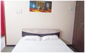 Fotografie z fotogalerie ubytování UJJAIN BUDGET HOTEL - S H R E E - R A M - K U T I - Near Mahakar Temple - River - Railway Station - Free Wi-fi- Power Backup - Perfect Location with Comfortable Room - BEST HOMESTAY IN UJJAIN v destinaci Udždžain