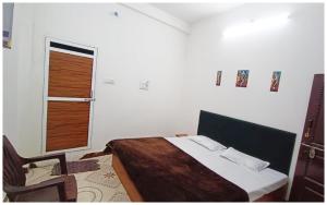 Fotografie z fotogalerie ubytování UJJAIN BUDGET HOTEL - S H R E E - R A M - K U T I - Near Mahakar Temple - River - Railway Station - Free Wi-fi- Power Backup - Perfect Location with Comfortable Room - BEST HOMESTAY IN UJJAIN v destinaci Udždžain