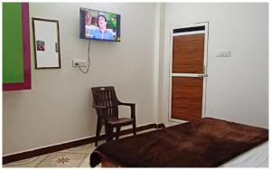 Fotografie z fotogalerie ubytování UJJAIN BUDGET HOTEL - S H R E E - R A M - K U T I - Near Mahakar Temple - River - Railway Station - Free Wi-fi- Power Backup - Perfect Location with Comfortable Room - BEST HOMESTAY IN UJJAIN v destinaci Udždžain