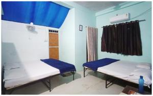 Fotografie z fotogalerie ubytování UJJAIN BUDGET HOTEL - S H R E E - R A M - K U T I - Near Mahakar Temple - River - Railway Station - Free Wi-fi- Power Backup - Perfect Location with Comfortable Room - BEST HOMESTAY IN UJJAIN v destinaci Udždžain