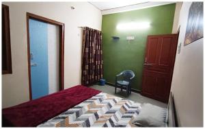 Fotografie z fotogalerie ubytování UJJAIN BUDGET HOTEL - S H R E E - R A M - K U T I - Near Mahakar Temple - River - Railway Station - Free Wi-fi- Power Backup - Perfect Location with Comfortable Room - BEST HOMESTAY IN UJJAIN v destinaci Udždžain