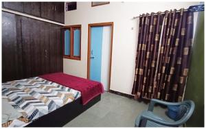 Fotografie z fotogalerie ubytování UJJAIN BUDGET HOTEL - S H R E E - R A M - K U T I - Near Mahakar Temple - River - Railway Station - Free Wi-fi- Power Backup - Perfect Location with Comfortable Room - BEST HOMESTAY IN UJJAIN v destinaci Udždžain