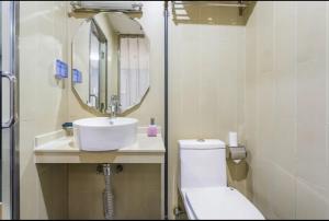 Bagno di Yihai Cultural Hotel Coffee, fruits, snacks, a gym and a laundry room are provided for free in the lobby