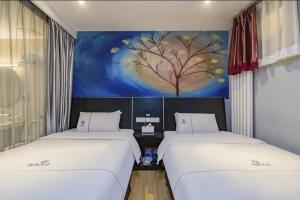 Letto o letti in una camera di Yihai Cultural Hotel Coffee, fruits, snacks, a gym and a laundry room are provided for free in the lobby