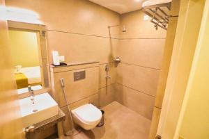 un bagno con doccia, WC e lavandino di Hotel Sunrise Fort jaisalmer a Jaisalmer