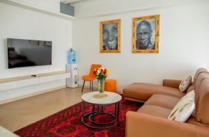 TV a/nebo společenská místnost v ubytování Laurel Hill Suites