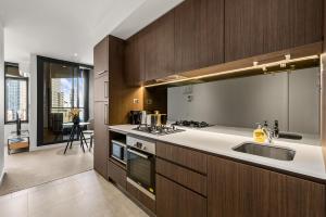 Η κουζίνα ή μικρή κουζίνα στο Welcoming CBD Park Views Retreat