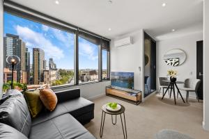 Μια τηλεόραση ή/και κέντρο ψυχαγωγίας στο Welcoming CBD Park Views Retreat