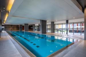 Πισίνα στο ή κοντά στο Welcoming CBD Park Views Retreat