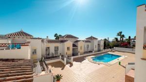 ネルハにあるUrb Chimenea Apartment Nerjaのプール付きの家の航空写真