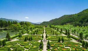 una vista aérea de un jardín en las montañas en Kensington Hotel Pyeongchang, en Pyeongchang