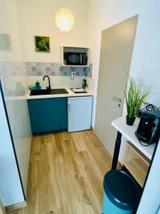 Kuchyňa alebo kuchynka v ubytovaní Love room avec jacuzzi intérieur proche Blagnac