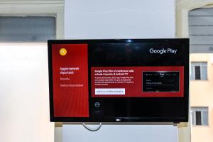 una pantalla de ordenador en un soporte frente a una ventana en Domus Marconi Roma, en Roma