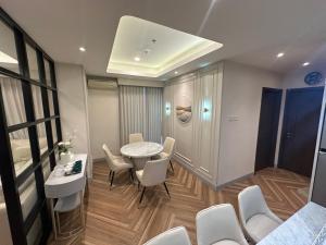 a dining room with a table and chairs in a room at Apartemen capitol suites in Jakarta