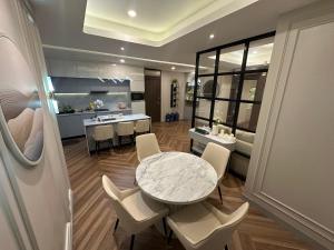 a kitchen and dining room with a table and chairs at Apartemen capitol suites in Jakarta
