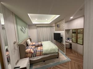 a small bedroom with a bed and a desk at Apartemen capitol suites in Jakarta