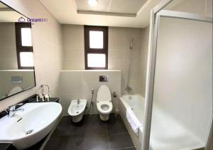 Koupelna v ubytování Dream Inn - 2BR Duplex with Ocean View + 10 fotografií