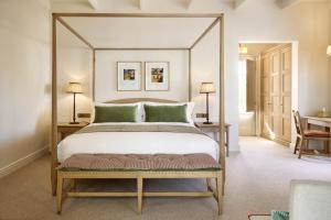 Een bed of bedden in een kamer bij Spier Hotel and Wine Farm