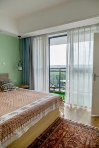 una camera da letto con un letto e una grande finestra di Laurel Hill Suites a Nairobi