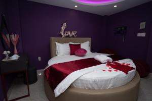 Postel nebo postele na pokoji v ubytování The Eros Hotel