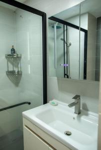 bagno bianco con lavandino e specchio di Laurel Hill Suites a Nairobi