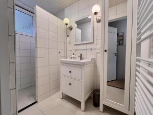Bilik mandi di spacious bungalow surrounded large garden +291 gambar