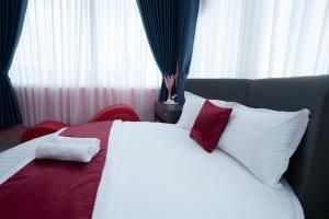 Postel nebo postele na pokoji v ubytování The Eros Hotel