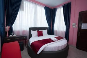 Postel nebo postele na pokoji v ubytování The Eros Hotel
